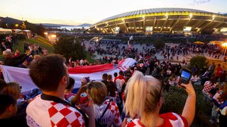 Rijeke navijača ispred Poljuda pred početak utakmice Hrvatske i Walesa Rijeke navijača ispred Poljuda pred početak utakmice Hrvatske i Walesa