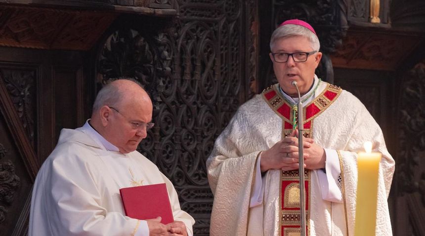 Nadbiskup Zgrablić predvodio uskrsno misno slavlje u katedrali sv. Stošije Nadbiskup Zgrablić predvodio uskrsno misno slavlje u katedrali sv. Stošije