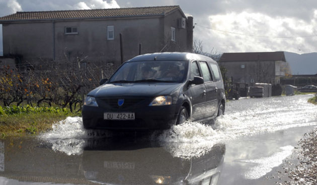 Metkovic, 291110.
U metkovskom naselju Glibusa i Jerkovic na ljevoj strani Neretve, voda je u nekim dijelovma naselja okruzila kuce i mjestimicno poplavila ulice. Mada je razina vode u opadanju i vidljivo manja u odnosu na jucer ulicama se jos prolazi sam