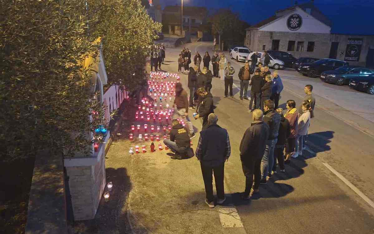 Vukšić zapalio svijeće u znak sjećanja za Vukovar i Škabrnju Vukšić zapalio svijeće u znak sjećanja za Vukovar i Škabrnju