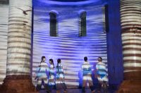 More ko žena pomiče pločice dragulja – igra svjetla, sjene i pokreta u crkvi Sv. Donata