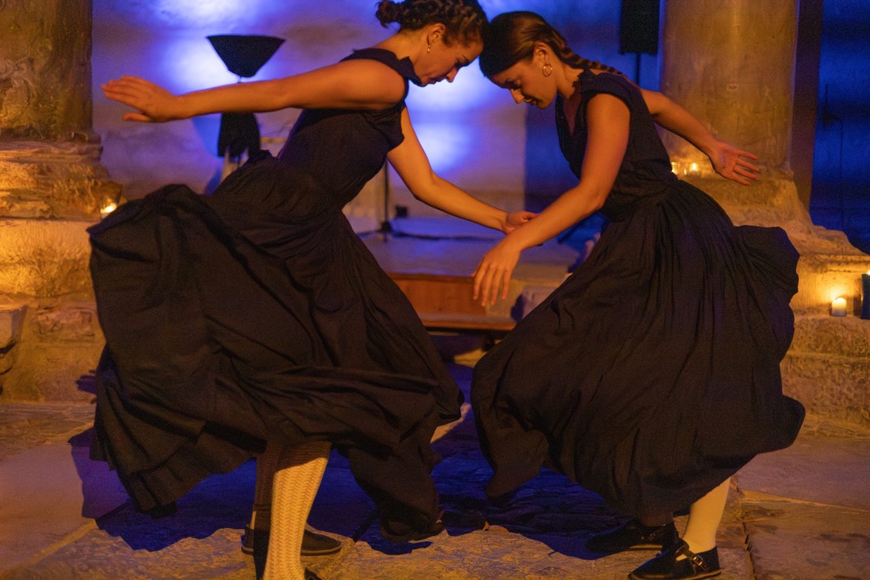 More ko žena pomiče pločice dragulja – igra svjetla, sjene i pokreta u crkvi Sv. Donata