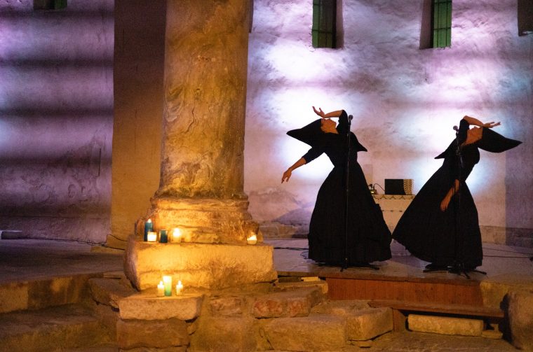 More ko žena pomiče pločice dragulja – igra svjetla, sjene i pokreta u crkvi Sv. Donata