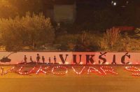 Vukšić zapalio svijeće u znak sjećanja za Vukovar i Škabrnju Vukšić zapalio svijeće u znak sjećanja za Vukovar i Škabrnju