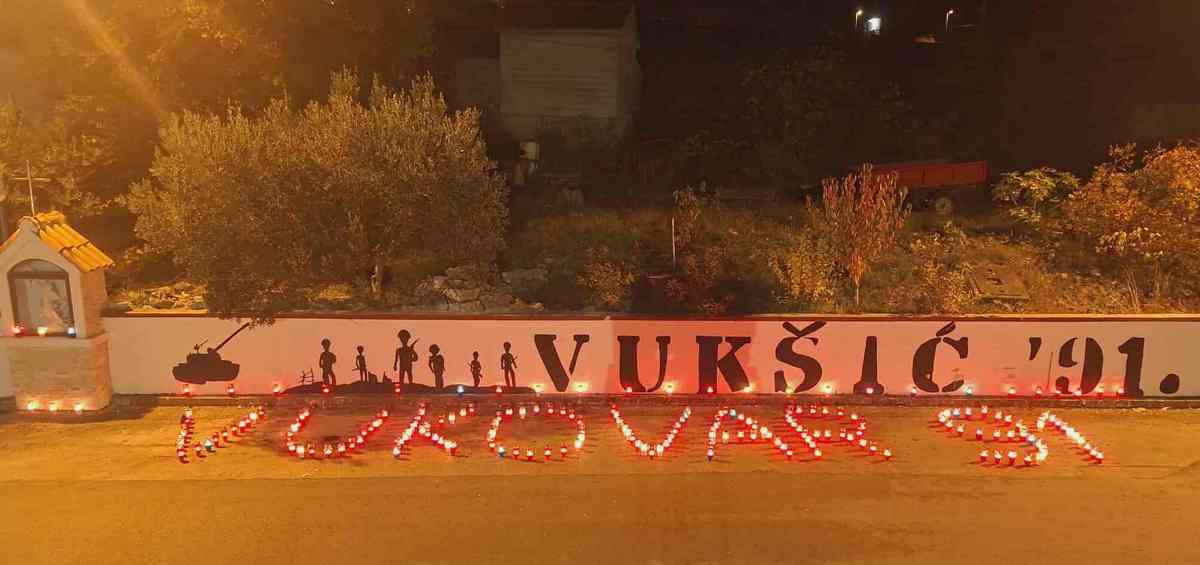 Vukšić zapalio svijeće u znak sjećanja za Vukovar i Škabrnju Vukšić zapalio svijeće u znak sjećanja za Vukovar i Škabrnju