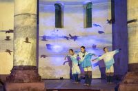 More ko žena pomiče pločice dragulja – igra svjetla, sjene i pokreta u crkvi Sv. Donata