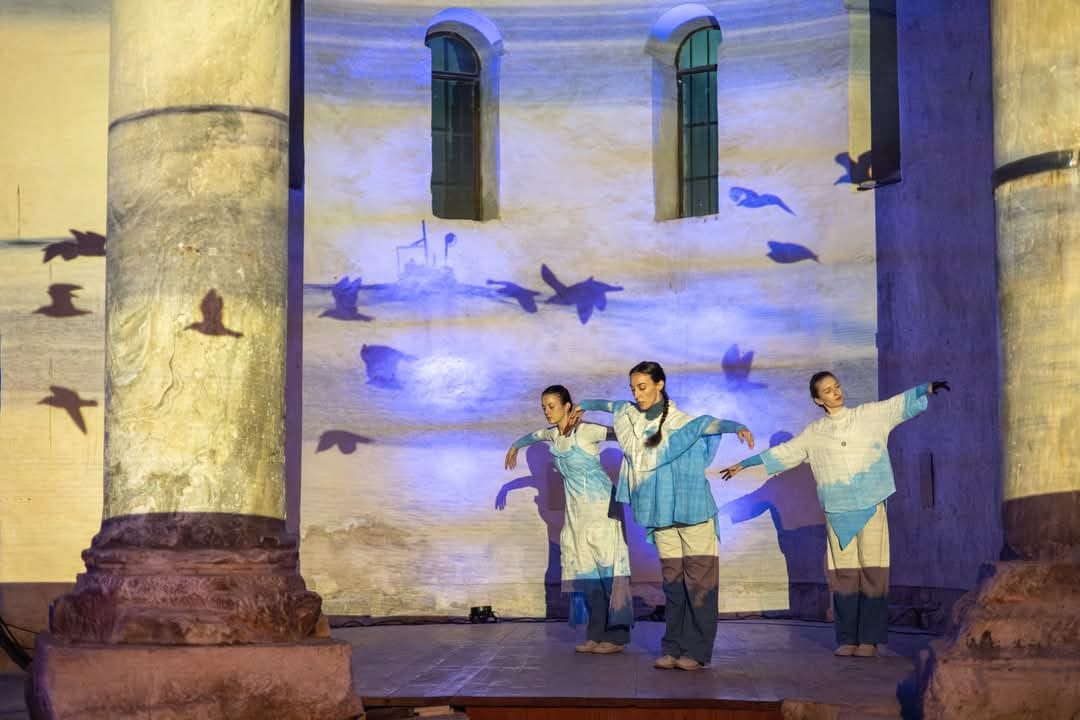 More ko žena pomiče pločice dragulja – igra svjetla, sjene i pokreta u crkvi Sv. Donata