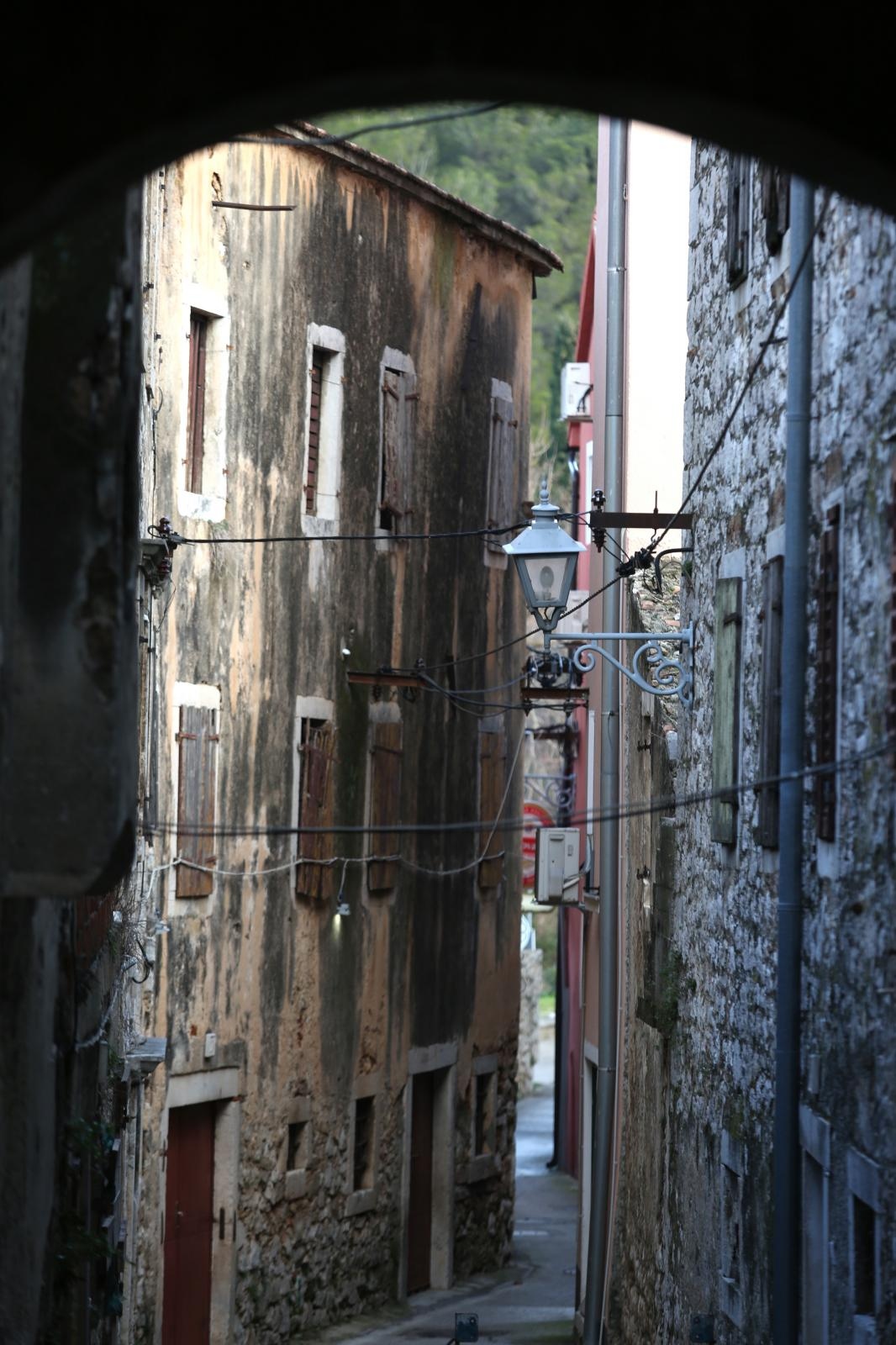 Skradin romantičan mediteranski grad na desnoj obali rijeke Krke Skradin romantičan mediteranski grad na desnoj obali rijeke Krke