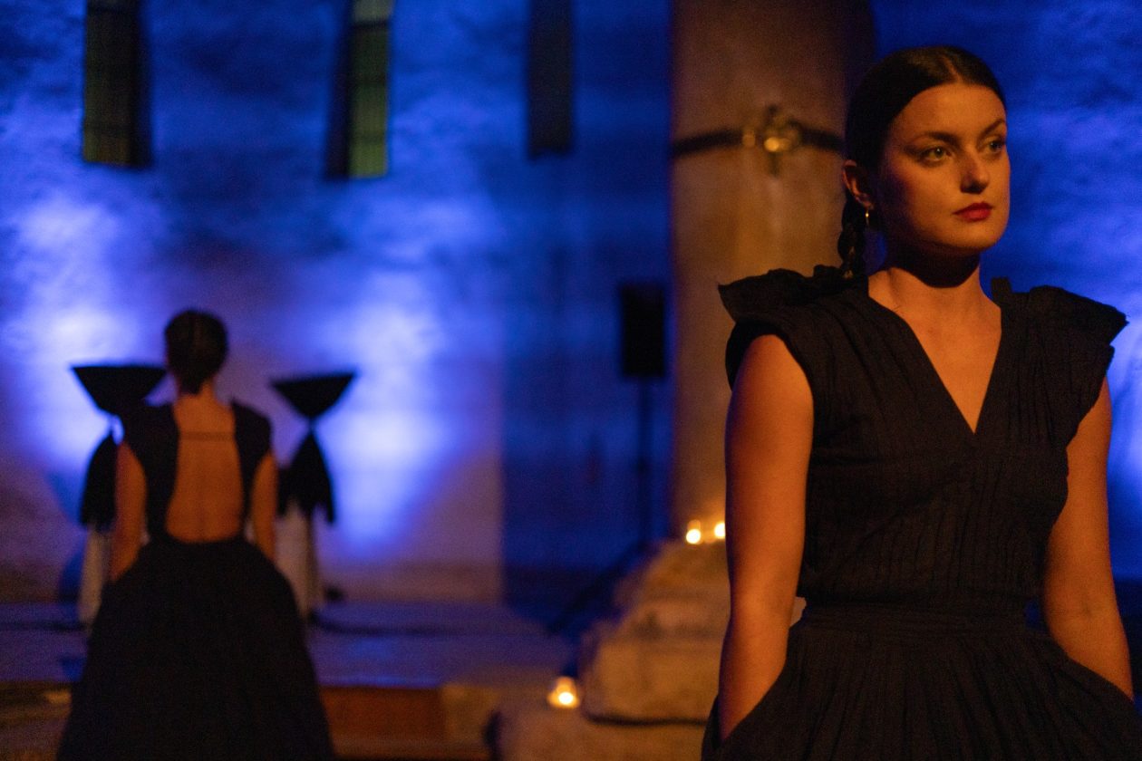 More ko žena pomiče pločice dragulja – igra svjetla, sjene i pokreta u crkvi Sv. Donata