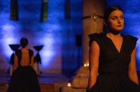 More ko žena pomiče pločice dragulja – igra svjetla, sjene i pokreta u crkvi Sv. Donata