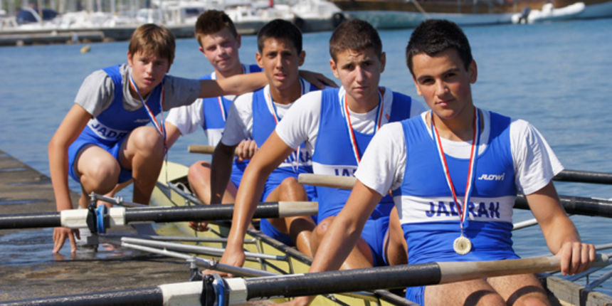 Četverac s kormilarem VK Jadran (Luka Šare, Filip Pedić, Josip Banović, Matija Milin i kormilar Juraj Dunatov), foto: vk-jadran.hr Četverac s kormilarem VK Jadran (Luka Šare, Filip Pedić, Josip Banović, Matija Milin i kormilar Juraj Dunatov), foto: vk-jadran.hr
