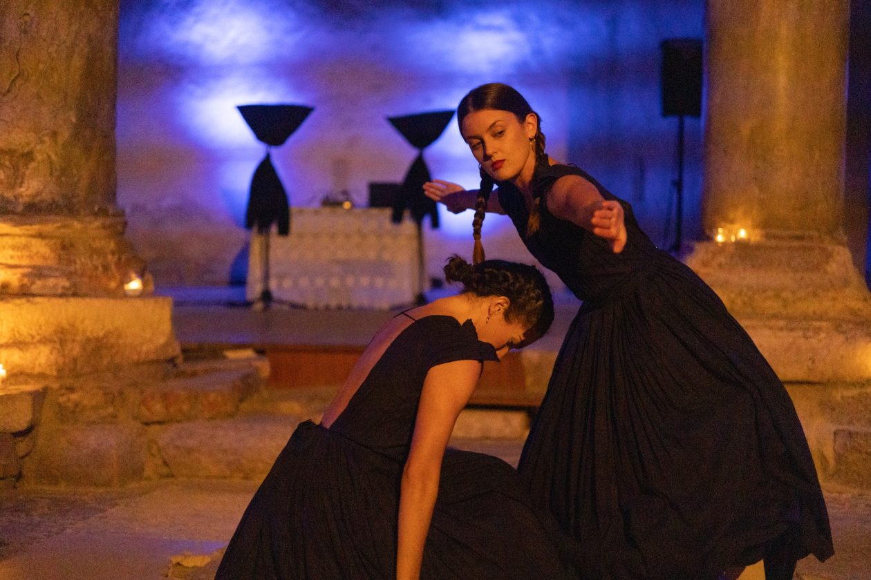 More ko žena pomiče pločice dragulja – igra svjetla, sjene i pokreta u crkvi Sv. Donata