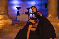 More ko žena pomiče pločice dragulja – igra svjetla, sjene i pokreta u crkvi Sv. Donata