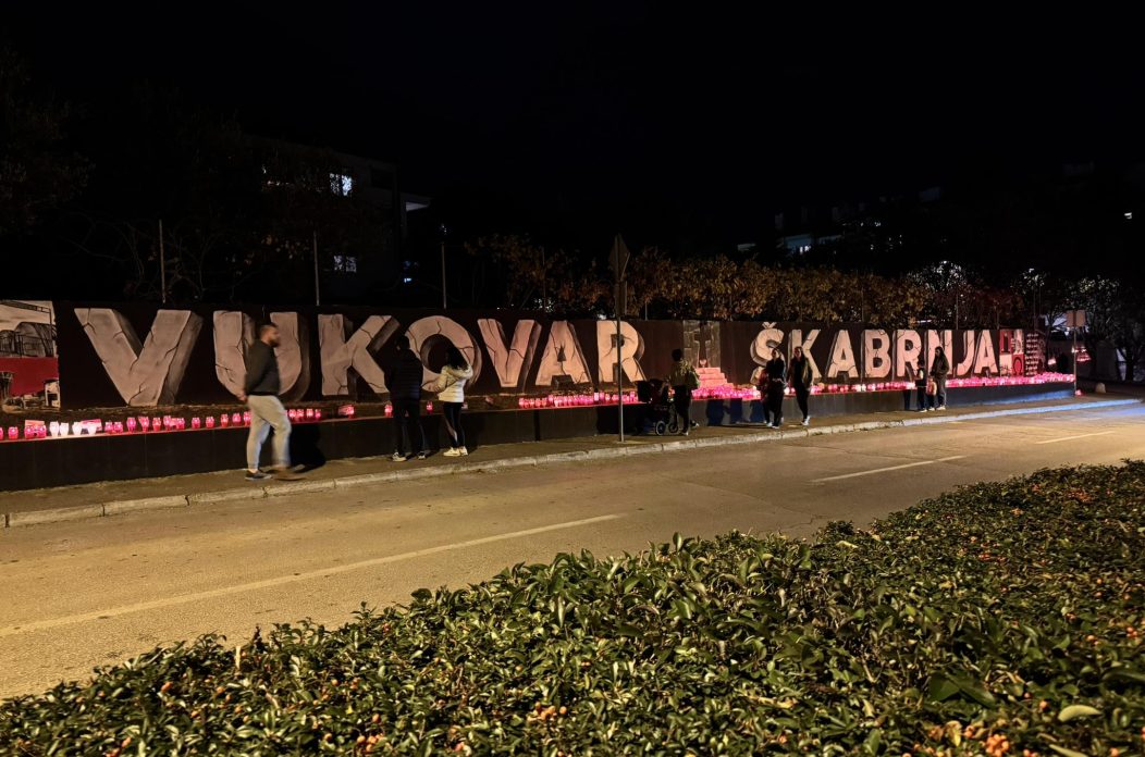 Zadrani svake godine uoči Dana sjećanja tradicionalno pale svijeće duž Vukovarske ulice, odajući počast svim stradalima u Vukovaru i Škabrnji. vukovarska ulica