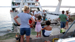 Jablanac, 170811.
U pomorskoj havariji trajekt Rapske plovidbe “Barbat” oko 18 sati, prilikom pristajanja u luku Jablanac ostao je bez pogona i udario u rivu koja je ujedno i mjesna plaza. Ozlijedjeno je sedam osoba. Ocevid je u tijeku.
Foto: Goran Novotn