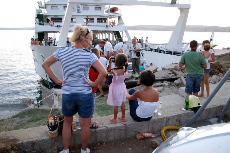 Jablanac, 170811.
U pomorskoj havariji trajekt Rapske plovidbe “Barbat” oko 18 sati, prilikom pristajanja u luku Jablanac ostao je bez pogona i udario u rivu koja je ujedno i mjesna plaza. Ozlijedjeno je sedam osoba. Ocevid je u tijeku.
Foto: Goran Novotn