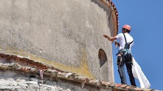 Alpinisti čiste crkvu sv. Donata od korova u redovitom održavanju pred početak turističke sezone. Foto: Dino Stanin/PIXSELL Alpinisti čiste crkvu sv. Donata od korova u redovitom održavanju pred početak turističke sezone. Foto: Dino Stanin/PIXSELL