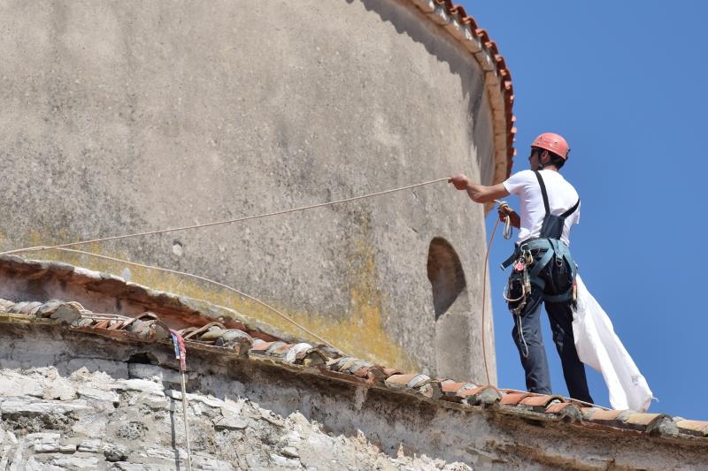 Alpinisti čiste crkvu sv. Donata od korova u redovitom održavanju pred početak turističke sezone. Foto: Dino Stanin/PIXSELL Alpinisti čiste crkvu sv. Donata od korova u redovitom održavanju pred početak turističke sezone. Foto: Dino Stanin/PIXSELL