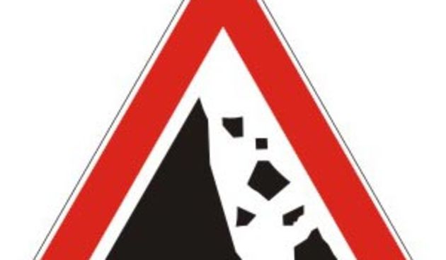 Prometni znak odron kamenja