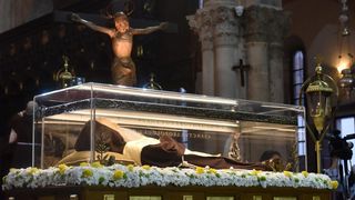 Velik broj vjernika sudjelovalo u procesiji u kojoj je nošeno tijelo Leopolda Bogdana Mandića od crkve Gospe od zdravlja do katedrale sv. Stošije Velik broj vjernika sudjelovalo u procesiji u kojoj je nošeno tijelo Leopolda Bogdana Mandića od crkve Gospe od zdravlja do katedrale sv. Stošije