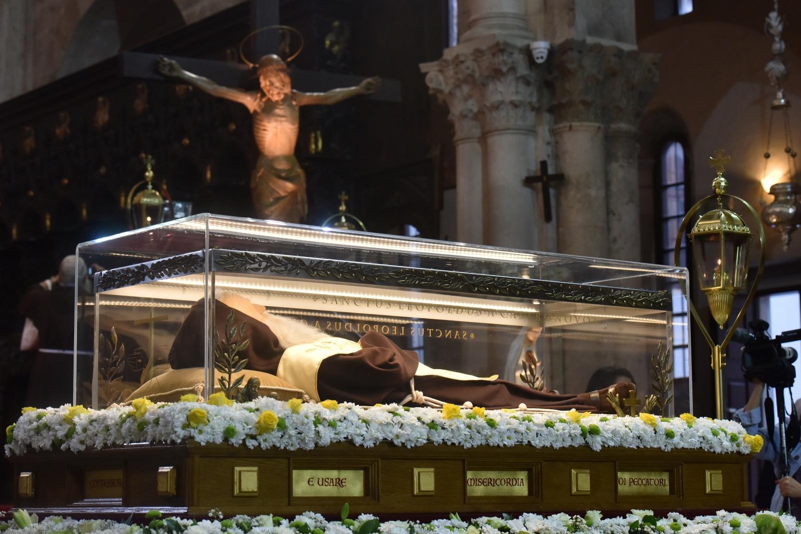 Velik broj vjernika sudjelovalo u procesiji u kojoj je nošeno tijelo Leopolda Bogdana Mandića od crkve Gospe od zdravlja do katedrale sv. Stošije Velik broj vjernika sudjelovalo u procesiji u kojoj je nošeno tijelo Leopolda Bogdana Mandića od crkve Gospe od zdravlja do katedrale sv. Stošije