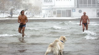 Split, 0302112.
Nakon nekoliko godina, danima najavljivan snijeg pao je i na Splitskom podrucju. Iako je bio najavljen, Splicani nisu bili spremni na bijeli pokrivac, te im je on uz snaznu buru otezavao svakodnevni zivot. Temperatura je bila oko -3.
Na f Split, 0302112.
Nakon nekoliko godina, danima najavljivan snijeg pao je i na Splitskom podrucju. Iako je bio najavljen, Splicani nisu bili spremni na bijeli pokrivac, te im je on uz snaznu buru otezavao svakodnevni zivot. Temperatura je bila oko -3.
Na f