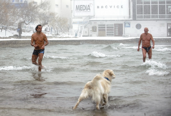Split, 0302112.
Nakon nekoliko godina, danima najavljivan snijeg pao je i na Splitskom podrucju. Iako je bio najavljen, Splicani nisu bili spremni na bijeli pokrivac, te im je on uz snaznu buru otezavao svakodnevni zivot. Temperatura je bila oko -3.
Na f Split, 0302112.
Nakon nekoliko godina, danima najavljivan snijeg pao je i na Splitskom podrucju. Iako je bio najavljen, Splicani nisu bili spremni na bijeli pokrivac, te im je on uz snaznu buru otezavao svakodnevni zivot. Temperatura je bila oko -3.
Na f