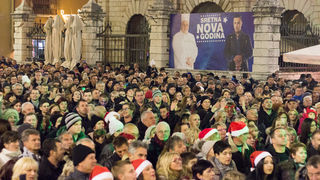 Doček 2017: Najluđa noć na zadarskom Poluotoku privukla više tisuća Zadrana i gostiju Doček 2017: Najluđa noć na zadarskom Poluotoku privukla više tisuća Zadrana i gostiju