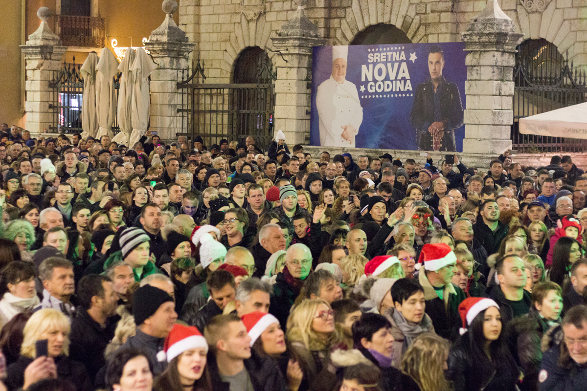 Doček 2017: Najluđa noć na zadarskom Poluotoku privukla više tisuća Zadrana i gostiju Doček 2017: Najluđa noć na zadarskom Poluotoku privukla više tisuća Zadrana i gostiju