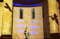 More ko žena pomiče pločice dragulja – igra svjetla, sjene i pokreta u crkvi Sv. Donata