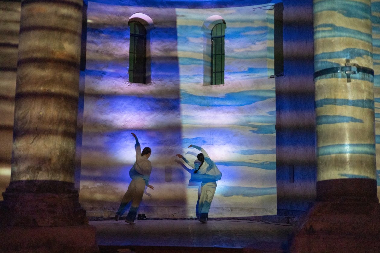 More ko žena pomiče pločice dragulja – igra svjetla, sjene i pokreta u crkvi Sv. Donata