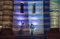 More ko žena pomiče pločice dragulja – igra svjetla, sjene i pokreta u crkvi Sv. Donata