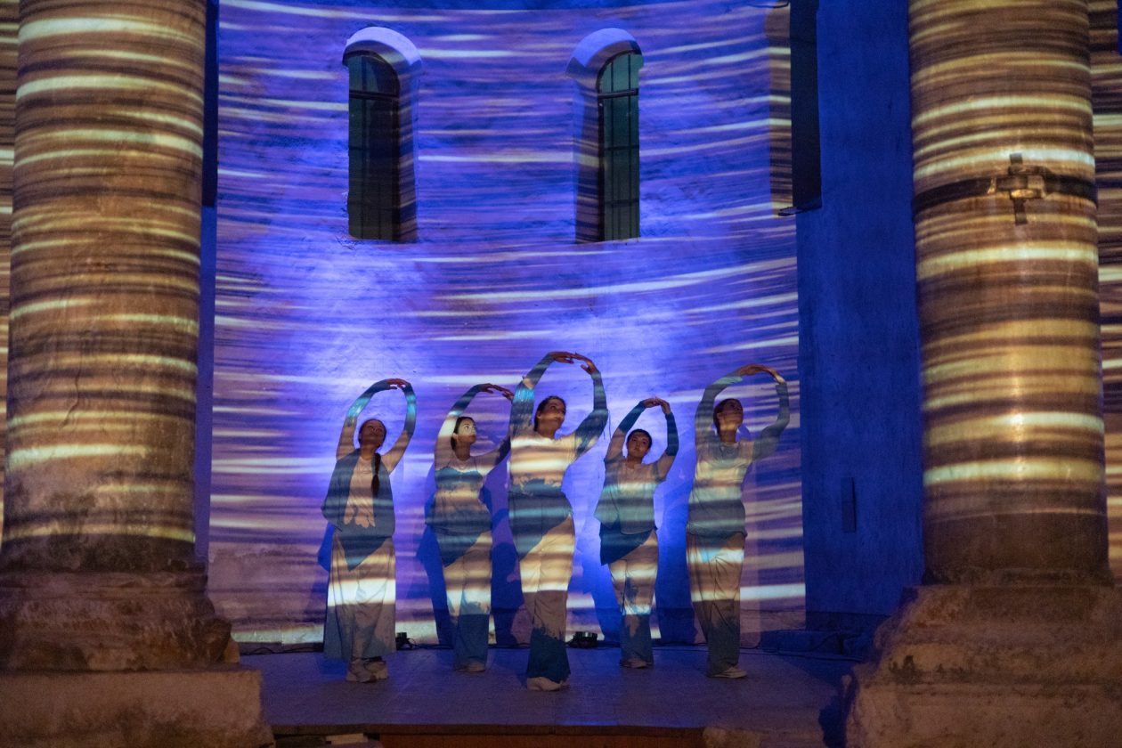 More ko žena pomiče pločice dragulja – igra svjetla, sjene i pokreta u crkvi Sv. Donata