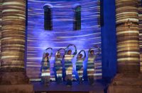 More ko žena pomiče pločice dragulja – igra svjetla, sjene i pokreta u crkvi Sv. Donata