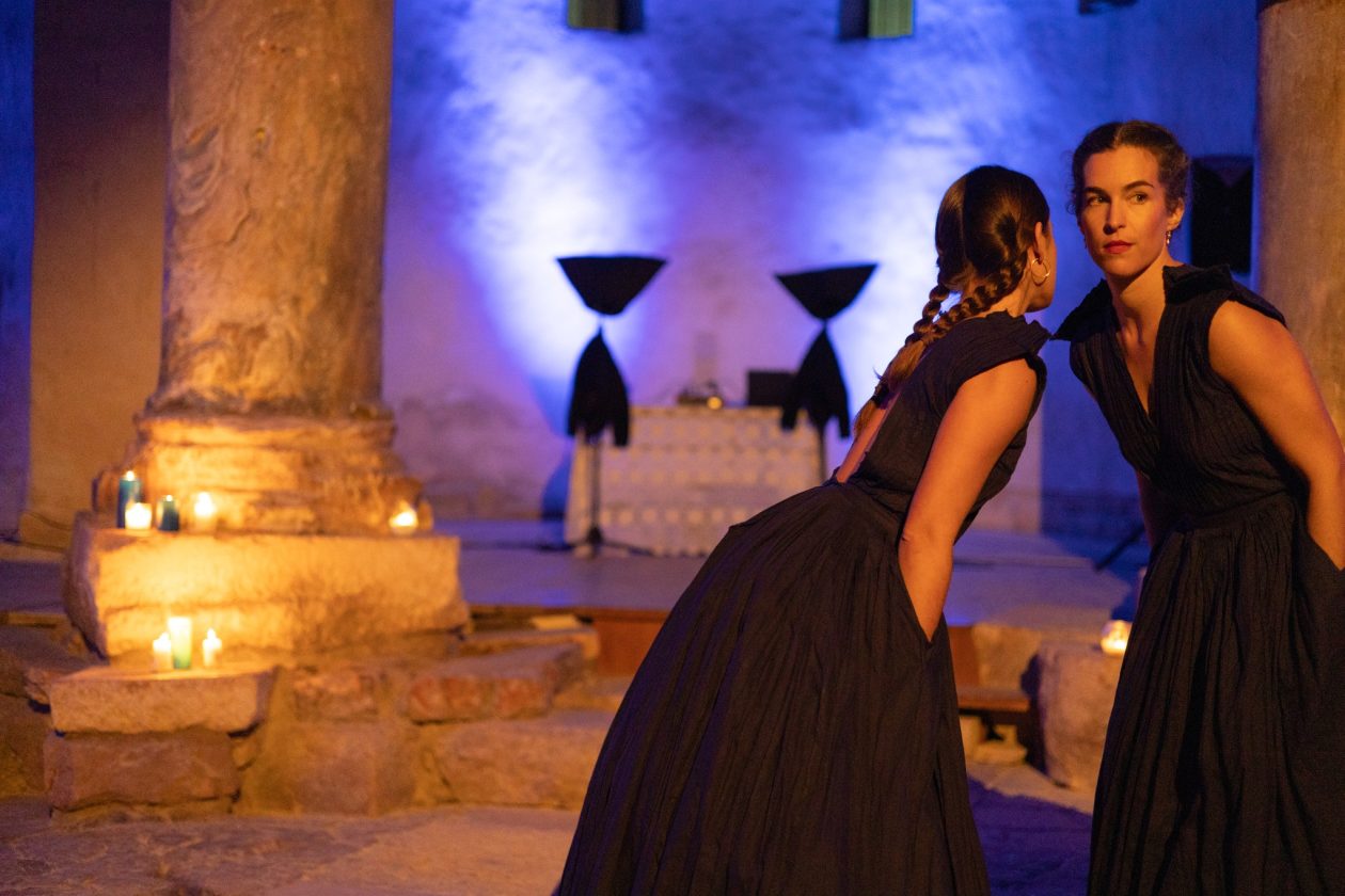 More ko žena pomiče pločice dragulja – igra svjetla, sjene i pokreta u crkvi Sv. Donata