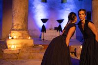 More ko žena pomiče pločice dragulja – igra svjetla, sjene i pokreta u crkvi Sv. Donata