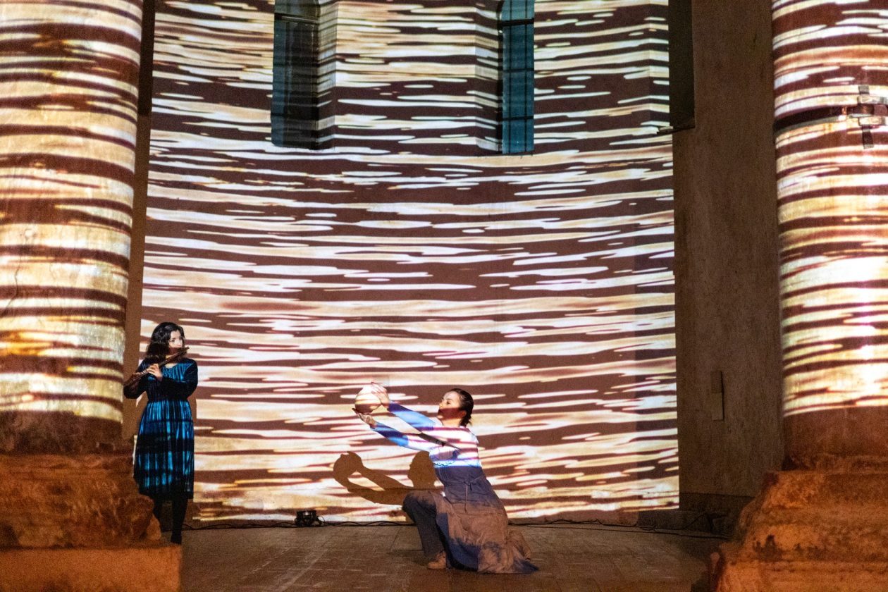 More ko žena pomiče pločice dragulja – igra svjetla, sjene i pokreta u crkvi Sv. Donata