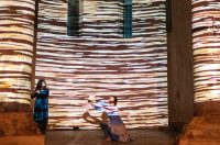 More ko žena pomiče pločice dragulja – igra svjetla, sjene i pokreta u crkvi Sv. Donata