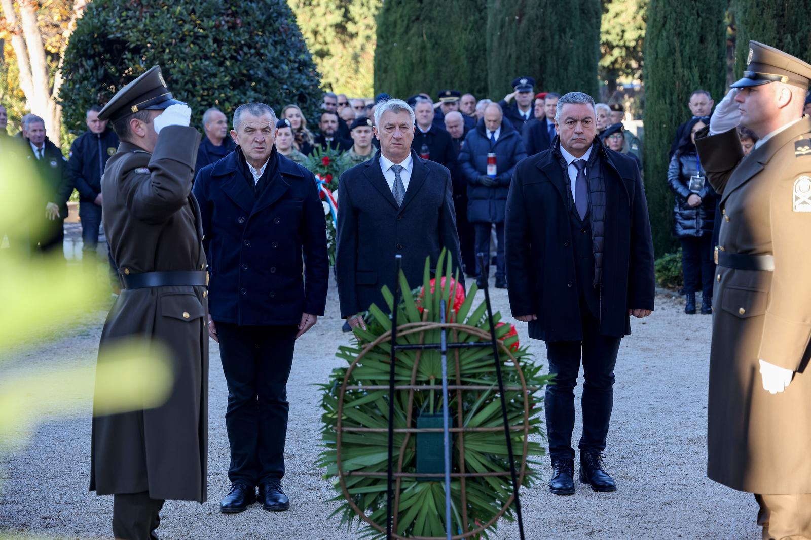 Na Gradskom groblju položeni vijenci povodom obilježavanja 33. obljetnice 72. bojne Vojne policije Na Gradskom groblju položeni vijenci povodom obilježavanja 33. obljetnice 72. bojne Vojne policije