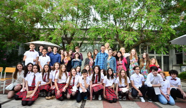 Kazališna udruga “Igrajmo se” predstavila je dramsku igru “Coffee to go” u atriju Gradske knjižnice Zadar