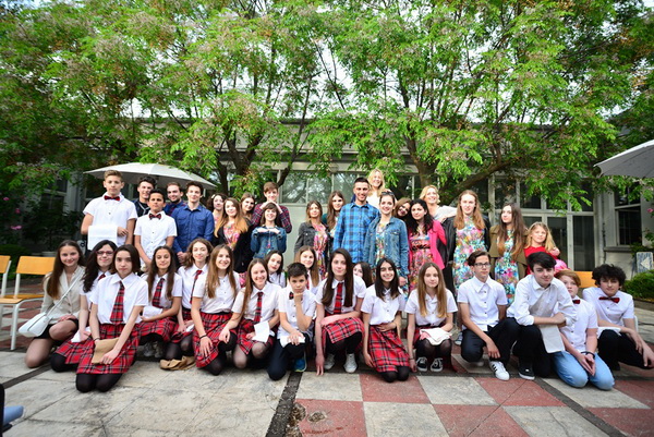 Kazališna udruga “Igrajmo se” predstavila je dramsku igru “Coffee to go” u atriju Gradske knjižnice Zadar