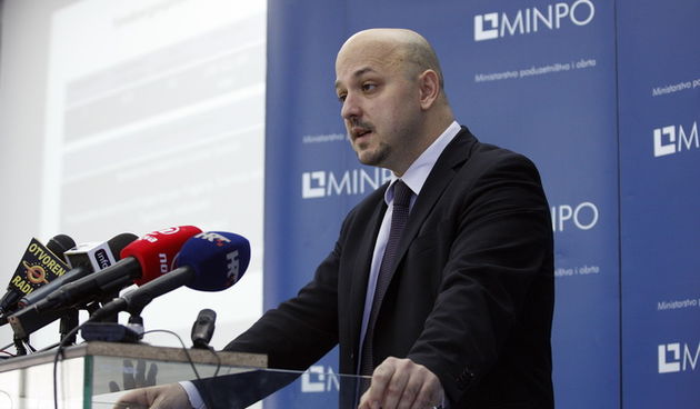 Zagreb, 031212.
Vukovarska 78.
Ministarstvo poduzetnistva i obrta.
Konferencija za medije ministra Gordana Marasa na temu rezultata rada u prvoj godini mandata ministarstva.
Na fotografiji: Gordan Maras.
Foto: Goran Mehkek / CROPIX