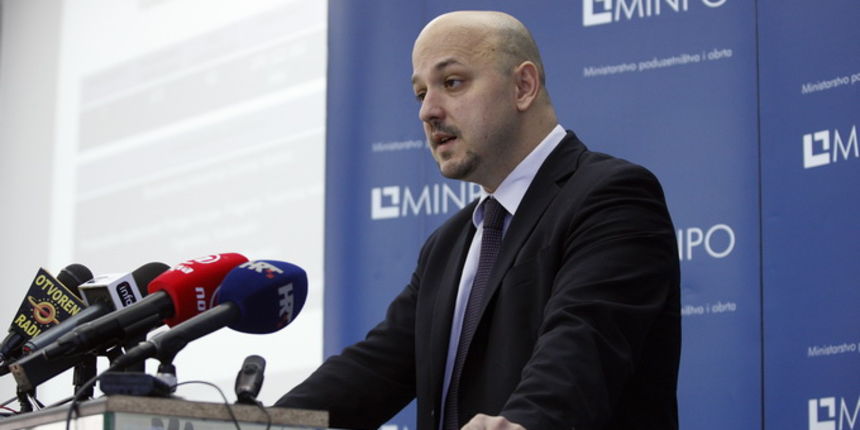 Zagreb, 031212.
Vukovarska 78.
Ministarstvo poduzetnistva i obrta.
Konferencija za medije ministra Gordana Marasa na temu rezultata rada u prvoj godini mandata ministarstva.
Na fotografiji: Gordan Maras.
Foto: Goran Mehkek / CROPIX Zagreb, 031212.
Vukovarska 78.
Ministarstvo poduzetnistva i obrta.
Konferencija za medije ministra Gordana Marasa na temu rezultata rada u prvoj godini mandata ministarstva.
Na fotografiji: Gordan Maras.
Foto: Goran Mehkek / CROPIX