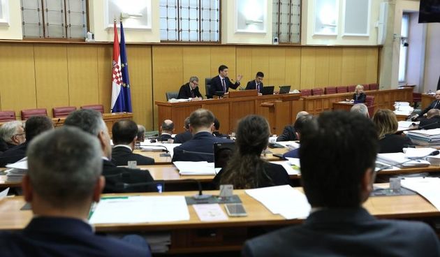 Sjednica Sabora nastavljena je glasovanjem o Prijedlogu izmjena i dopuna Drzavnog proracuna Republike Hrvatske za 2016. godinu i projekcija za 2017. i 2018. godinu.