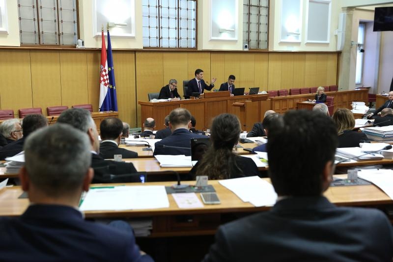 Sjednica Sabora nastavljena je glasovanjem o Prijedlogu izmjena i dopuna Drzavnog proracuna Republike Hrvatske za 2016. godinu i projekcija za 2017. i 2018. godinu.