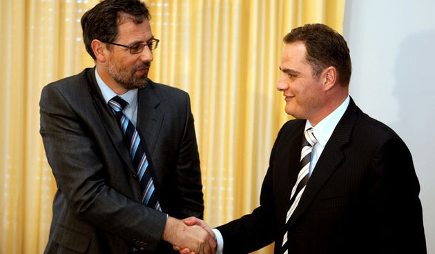 Zadar, 230309.  Danas su u zgradi Zadarske zupanije potpisana cetiri ugovora o financiranju projektne dokumentacije i gradjenja vodenih gradjevina na podrucju Zadarske zupanije u vrijednosti od oko 16,800,000.00 kuna. Ugovor su potpisali Darko Kasap, dire