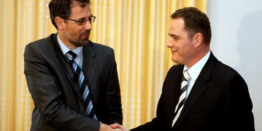 Zadar, 230309. Danas su u zgradi Zadarske zupanije potpisana cetiri ugovora o financiranju projektne dokumentacije i gradjenja vodenih gradjevina na podrucju Zadarske zupanije u vrijednosti od oko 16,800,000.00 kuna. Ugovor su potpisali Darko Kasap, dire Zadar, 230309. Danas su u zgradi Zadarske zupanije potpisana cetiri ugovora o financiranju projektne dokumentacije i gradjenja vodenih gradjevina na podrucju Zadarske zupanije u vrijednosti od oko 16,800,000.00 kuna. Ugovor su potpisali Darko Kasap, dire