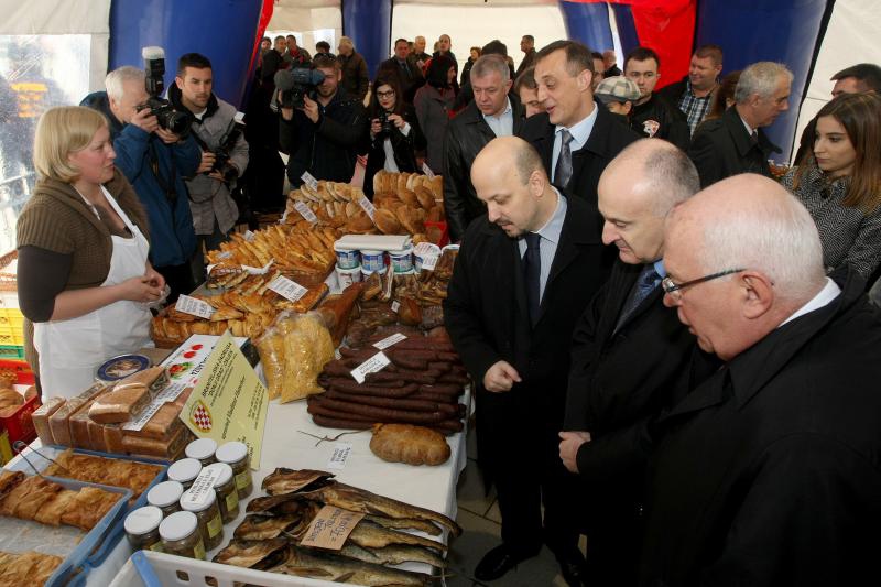 Pod nazivom Ponosno nase na Poljani Sime Budnica prvi put postavljen sajam na kojem su braniteljske udruge predstavile svoje proizvode. Photo: Dino Stanin/PIXSELL Pod nazivom Ponosno nase na Poljani Sime Budnica prvi put postavljen sajam na kojem su braniteljske udruge predstavile svoje proizvode. Photo: Dino Stanin/PIXSELL
