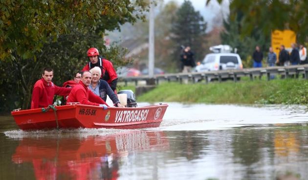Karlovac – Zbog nabujalih rijeka prigradska naselja su poplavljena. Photo: Slavko Midzor/PIXSELL Autor  Slavko Midzor/PIXSELL Ključne riječi  starac, evakuacija, poplava, vatrogasci, nabujale rijeke