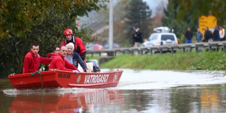 Karlovac – Zbog nabujalih rijeka prigradska naselja su poplavljena. Photo: Slavko Midzor/PIXSELL Autor Slavko Midzor/PIXSELL Ključne riječi starac, evakuacija, poplava, vatrogasci, nabujale rijeke Karlovac – Zbog nabujalih rijeka prigradska naselja su poplavljena. Photo: Slavko Midzor/PIXSELL Autor Slavko Midzor/PIXSELL Ključne riječi starac, evakuacija, poplava, vatrogasci, nabujale rijeke